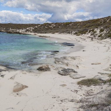 Rottnest Adası, Australi plajlarından biri üzerinde doğal görünümü