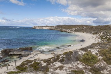 Rottnest Adası, Australi plajlarından biri üzerinde doğal görünümü