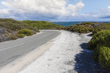 Rottnest Adası, Australi plajlarından biri üzerinde doğal görünümü