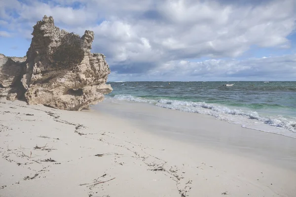 Malowniczy widok na jedną z plaż na Rottnest island, Australi — Zdjęcie stockowe