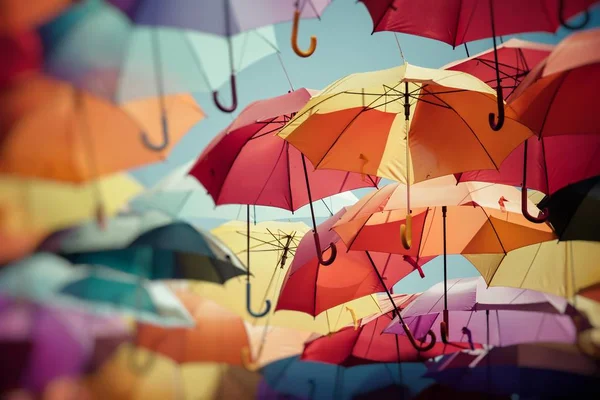 Fond coloré parapluie décoration de rue. Concentration sélective . — Photo