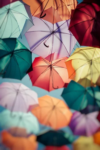 Tło dekoracji ulicy kolorowym parasolem. Selektywny fokus. — Zdjęcie stockowe