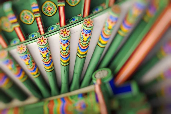 Λεπτομέρεια από την κορεατική παραδοσιακή στέγη, πολύχρωμα διακοσμημένα στολίδι — Φωτογραφία Αρχείου