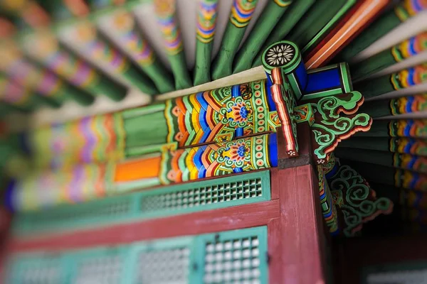 Detalhe do telhado coreano tradicional, ornamento decorado colorido — Fotografia de Stock