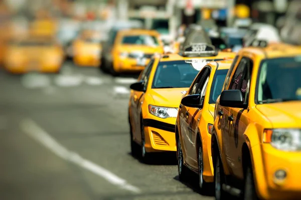 Gelbes Taxi rast durch quadratische Zeiten in New York, NY, USA. — Stockfoto