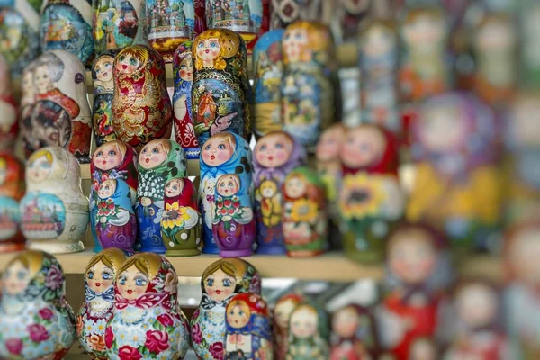 Muy amplia selección de matryoshkas souvenirs rusos en el gif — Foto de Stock