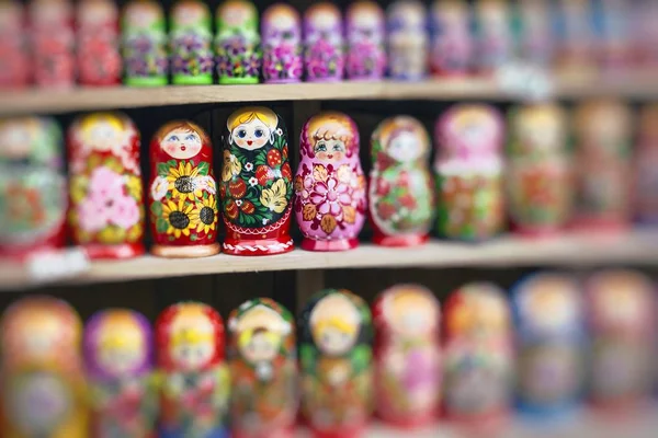 Barevné ruské hnízdící panenky matreshka na trhu. matriosh — Stock fotografie