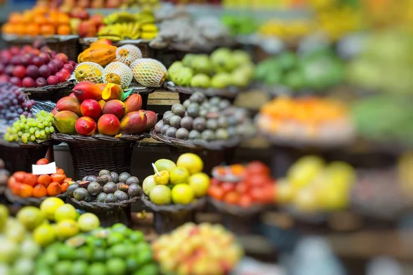 Frutas exóticas frescas en Mercado Dos Lavradores.Isla de Madeira, Po —  Fotos de Stock