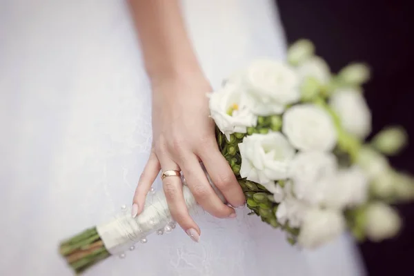 Belo buquê de casamento em mãos da noiva — Fotografia de Stock