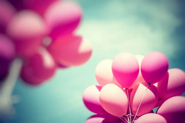 Roze ballonnen en blauwe hemelachtergrond — Stockfoto