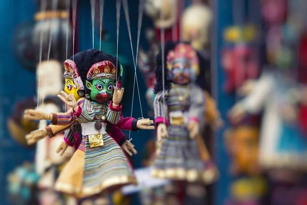 Maskers, poppen en souvenirs in straat winkel op Durbar Square in Ka — Stockfoto