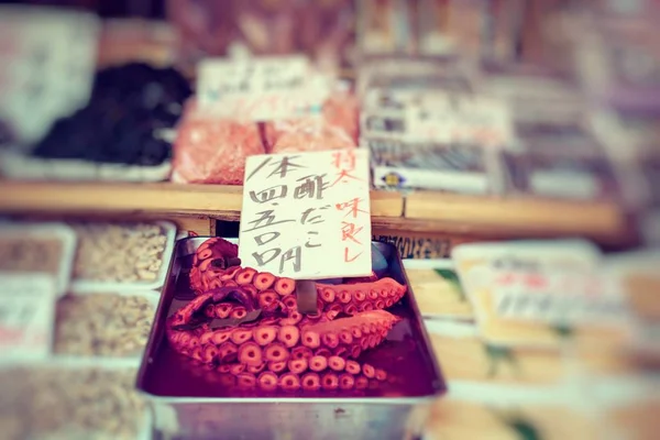 Japanse zeevruchten octopus tako in tsukiji markt — Stockfoto