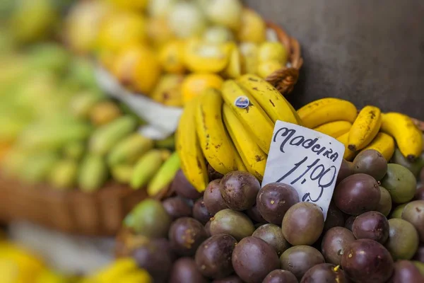 Frutos exóticos frescos no Mercado Dos Lavradores.Madeira Island, Po — Fotografia de Stock