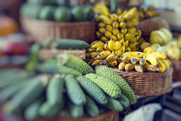 Fresh exotic fruits in Mercado Dos Lavradores.Madeira Island, Po — Stock Photo, Image