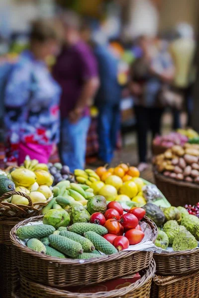 Frutas exóticas frescas en el Mercado Dos Lavradores en Madeira —  Fotos de Stock