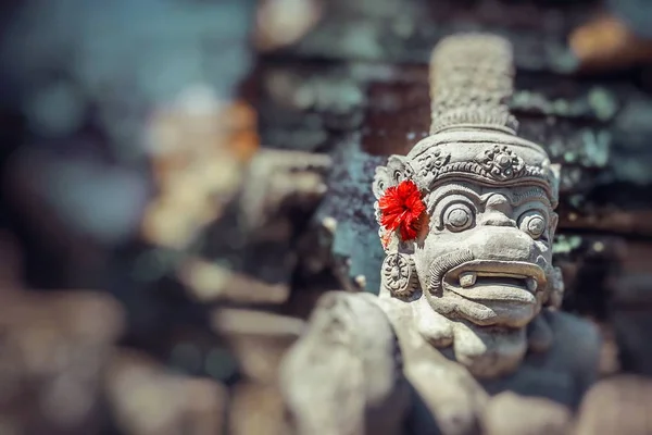 Templo en Bali, Indonesia en un hermoso día soleado — Foto de Stock