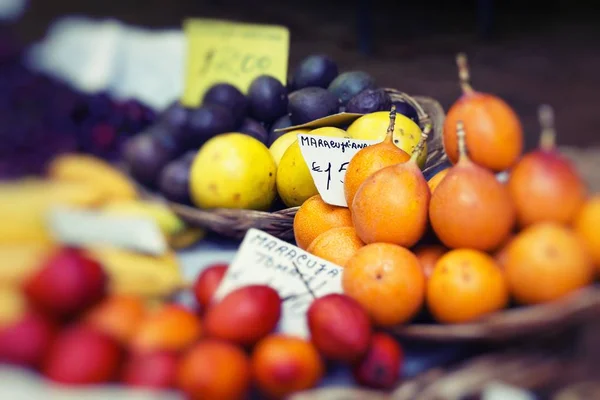 Świeże owoce egzotyczne w Mercado Dos Lavradores. Funchal, Madera — Zdjęcie stockowe