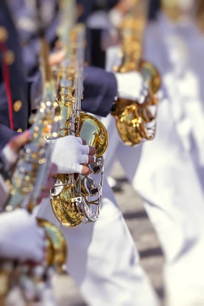 Blaskapelle in Uniform tritt auf — Stockfoto