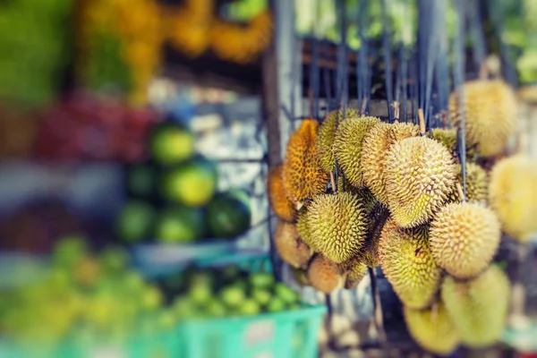 Mercado de frutas al aire libre en el pueblo de Bali, Indonesia . —  Fotos de Stock