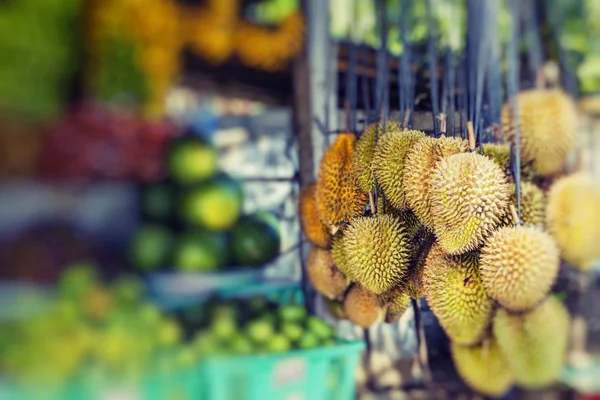 Marché aux fruits en plein air dans le village de Bali, Indonésie . — Photo