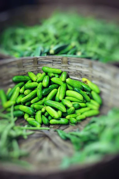 Groene paprica in traditionele plantaardige markt in india. — Stockfoto