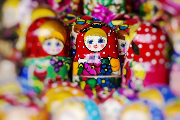 Coloridas muñecas rusas anidando matreshka en el mercado. Matriosh — Foto de Stock