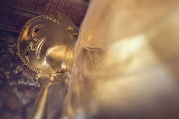 Estatua de oro de Buda en retroceso, Wat Pho, Bangkok, Tailandia —  Fotos de Stock