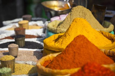 Ben Pazar renkli baharat toz ve otlar geleneksel sokak