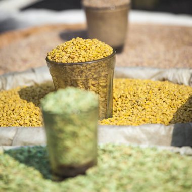 Ben Pazar renkli baharat toz ve otlar geleneksel sokak