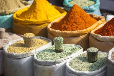 Ben Pazar renkli baharat toz ve otlar geleneksel sokak