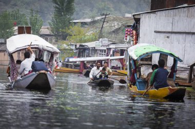 Srinagar, Hindistan - 17 Ekim 2013: Dal göl, loca yaşam tarzı