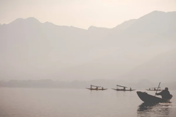 Lifestyle in Dal lake, local people use 'Shikara', a small boat — Stock Photo, Image