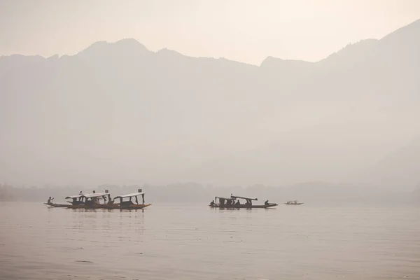 Lifestyle im Dal Lake, die Einheimischen benutzen Shikara, ein kleines Boot — Stockfoto