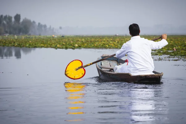 Lifestyle in Dal lake, local people use 'Shikara', a small boat — Stock Photo, Image