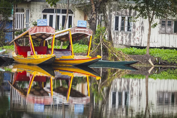 Životní styl v Dal lake, místní lidé používají shikaře, malý člun — Stock fotografie