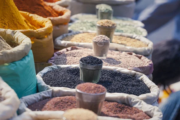 Coloridas especias polvos y hierbas en el mercado callejero tradicional i — Foto de Stock