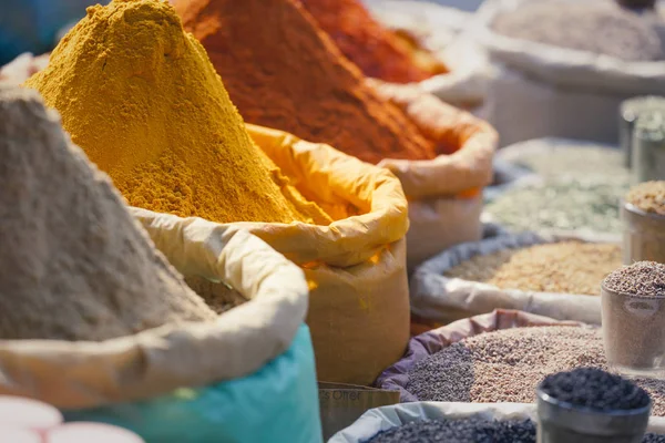 Especiarias coloridas em pó e ervas no mercado de rua tradicional i — Fotografia de Stock