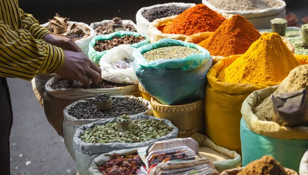 Colorful spices powders and herbs in traditional street market i — Stock Photo, Image
