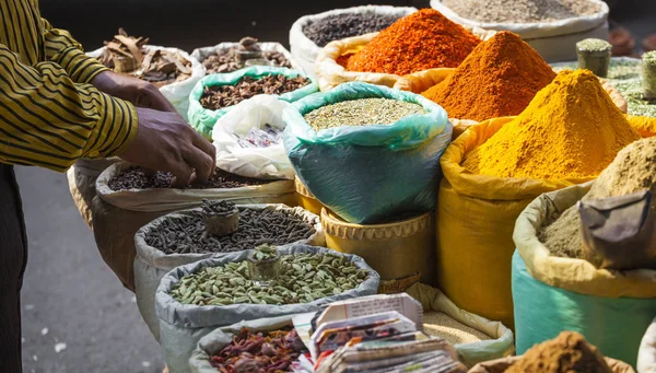 Poudres d'épices colorées et herbes dans le marché de rue traditionnel i — Photo