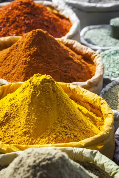 Spezie colorate in polvere ed erbe aromatiche nel tradizionale mercato di strada i — Foto Stock