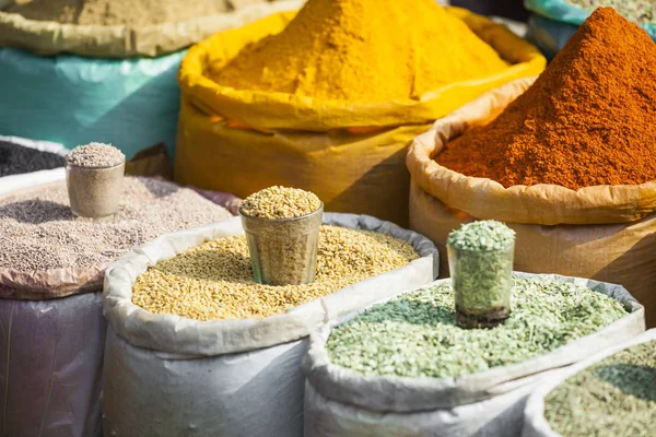 Spezie colorate in polvere ed erbe aromatiche nel tradizionale mercato di strada i — Foto Stock