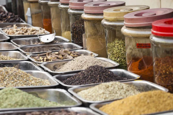 Coloridas especias polvos y hierbas en el mercado callejero tradicional i — Foto de Stock