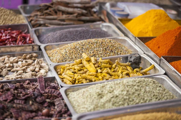 Especiarias coloridas em pó e ervas no mercado de rua tradicional i — Fotografia de Stock