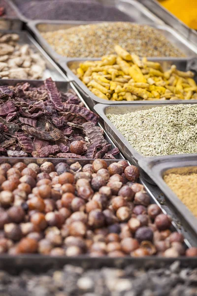 Färgstarka kryddor pulver och örter i traditionella street marknad jag — Stockfoto