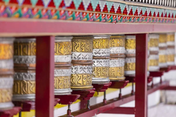 Boeddhistische gebed wielen in Leh, India. — Stockfoto
