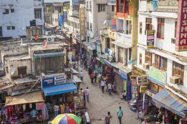 Delhi, Hindistan - 12 Ekim 2013: Meşgul ana Bazar sokak, ecek