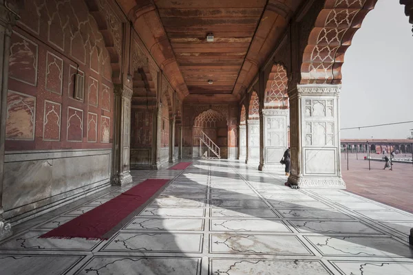 デリーのニューデリー、インド - 2013 年 10 月 12 日: ジャミ モスク. — ストック写真
