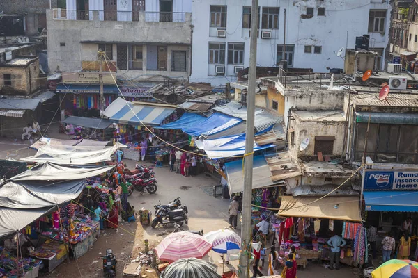 DELHI, INDIA - OCTOBER 12, 2013: Busy Main Bazar street, the mos — Stock Photo, Image