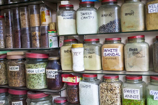 罐子里的药草和粉体在印度香料店中. — 图库照片