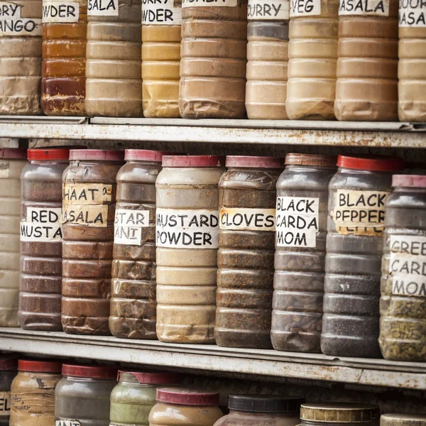 Pots d'herbes et de poudres dans une épicerie indienne . — Photo